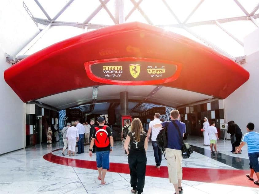 Вход в киберспорт-арену Ferrari World в Абу-Даби, люди входят через дверь.