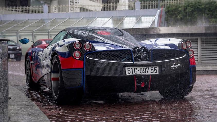 Автомобиль Pagani на дороге, готов к выезду.
