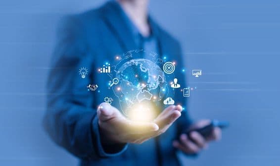 Человек, держащий цифровую проекцию в форме глобуса.