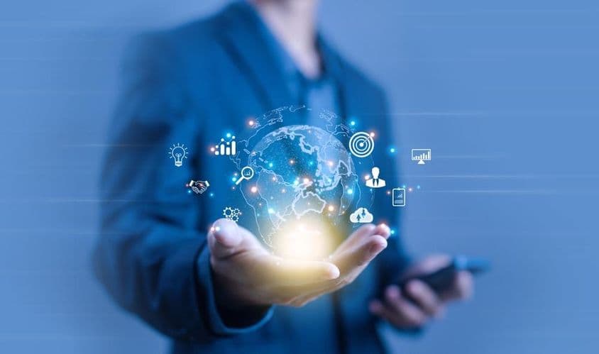 Человек, держащий цифровую проекцию в форме глобуса.