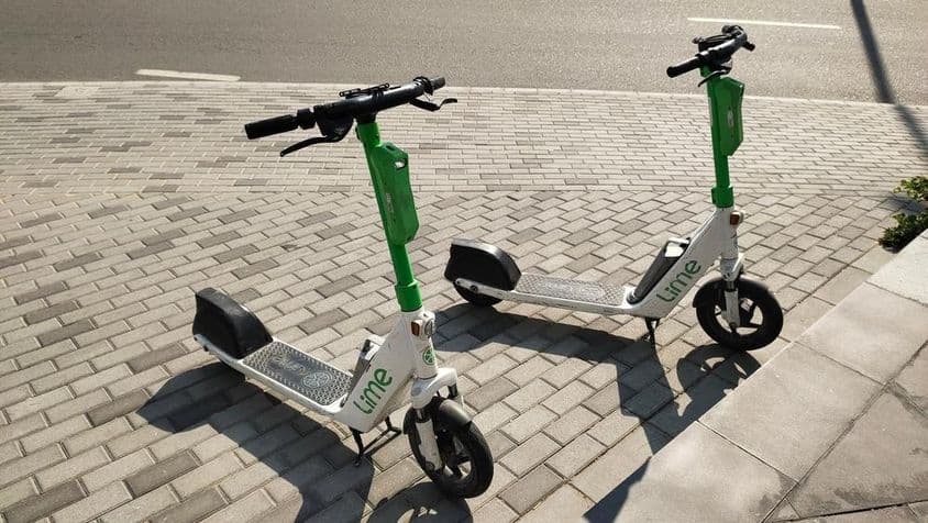 Самокаты Lime стоят на улице в Дубае