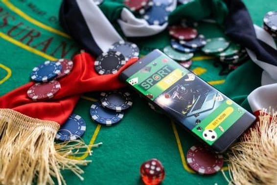 Флаг ОАЭ на столе рулетки среди фишек.