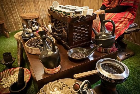 Арабское кафе, кофейник и кружка на столе, арабский стиль кофе.