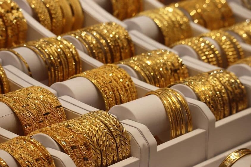 Золотые браслеты в магазине в Дубае.