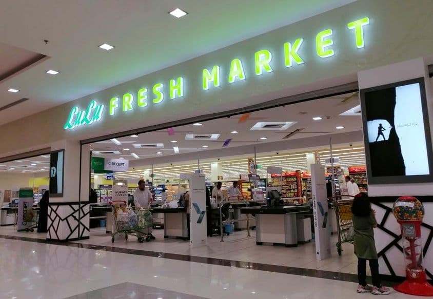 Вход в дубайский гипермаркет Lulu в торговом центре.