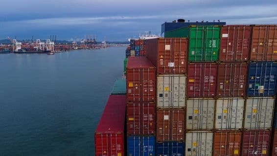 Слева видна бухта морского порта, справа сложенные контейнеры.