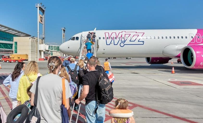 Пассажиры садятся на самолет Wizz Air.