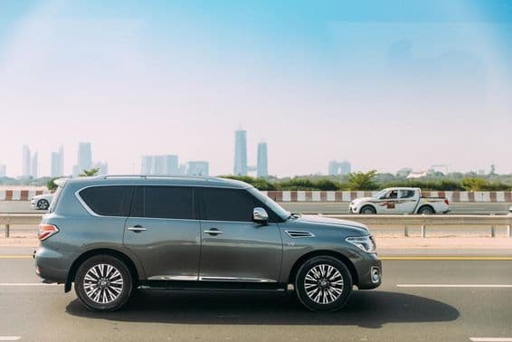 Nissan Patrol на переднем плане, на фоне небоскрёбов Дубая.