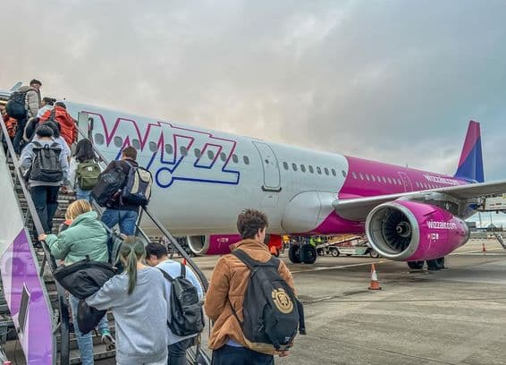 Пассажиры садятся на самолет Wizz Air.