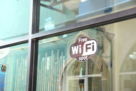 Вывеска в окне кафе с рекламой бесплатного WiFi.