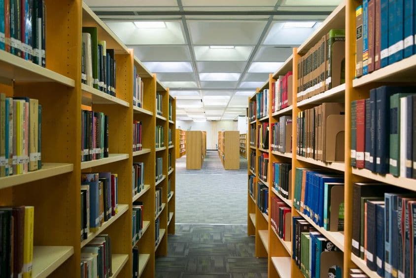 Библиотека, видна с полками, полными книг.