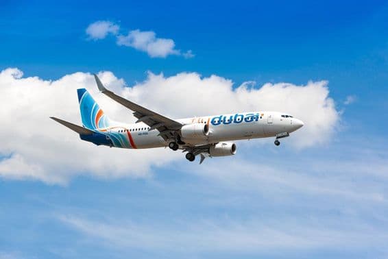 Самолет Flydubai летит в небе.