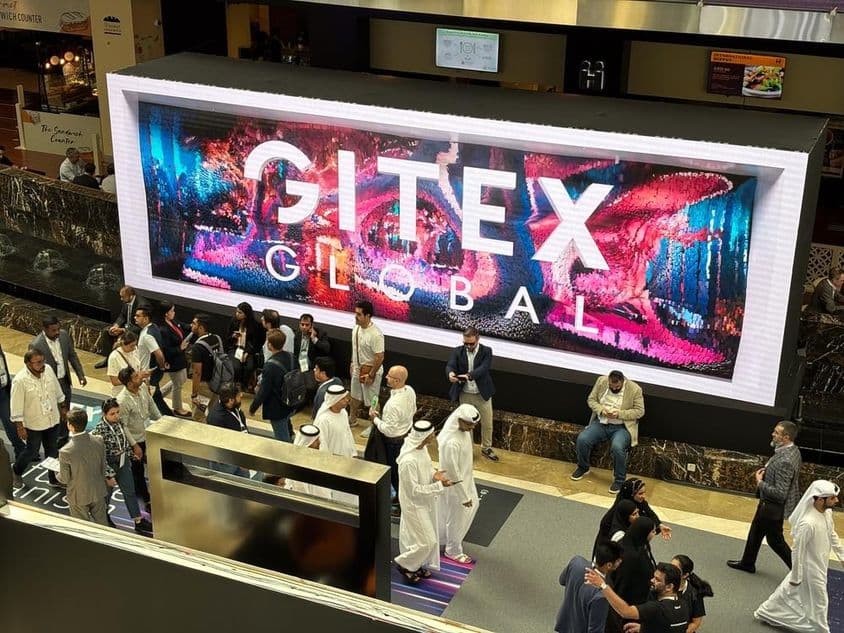 Видение Gitex Global на заднем плане с участниками, в основном из числа эмиров, на переднем плане.