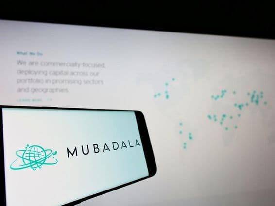 Mubadala на экране телефона.