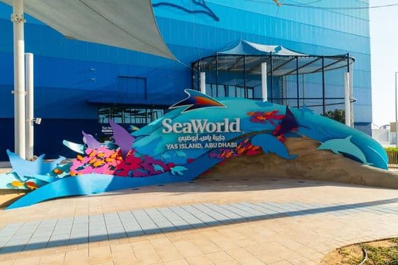Вход в SeaWorld Абу-Даби, с изображением большого синего кита.