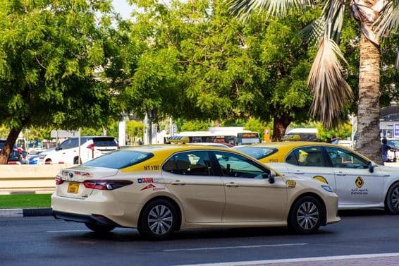 Дубайское такси на дороге.