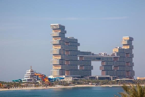 Отель The Royal Atlantis Resort Residence на Пальме с видимыми водными горками изнутри.