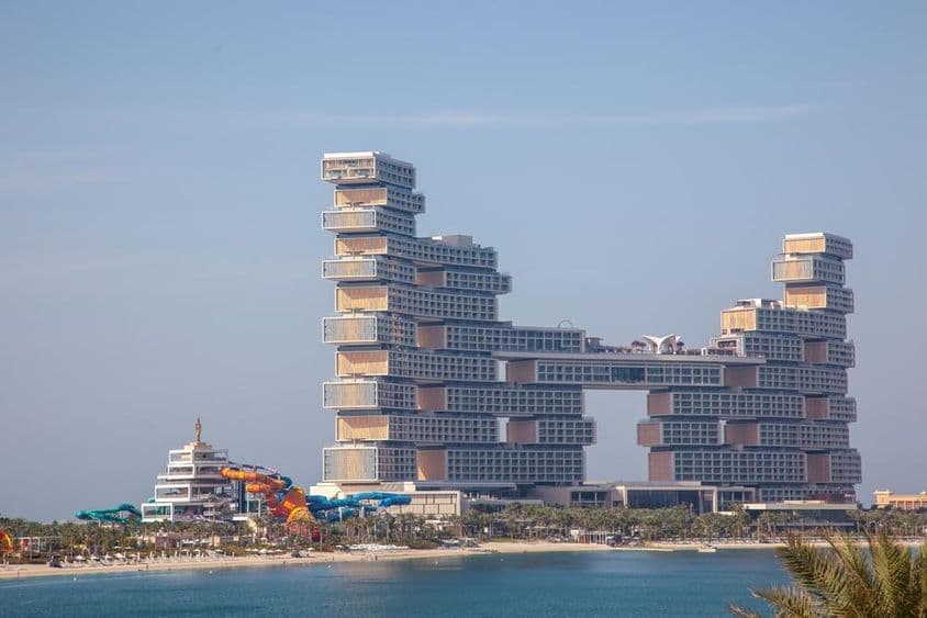 Отель The Royal Atlantis Resort Residence на Пальме с видимыми водными горками изнутри.