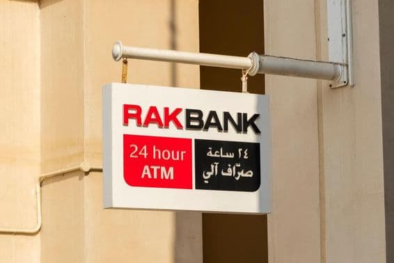 Вывеска банкомата RAKBANK в красном и частично черном цвете
