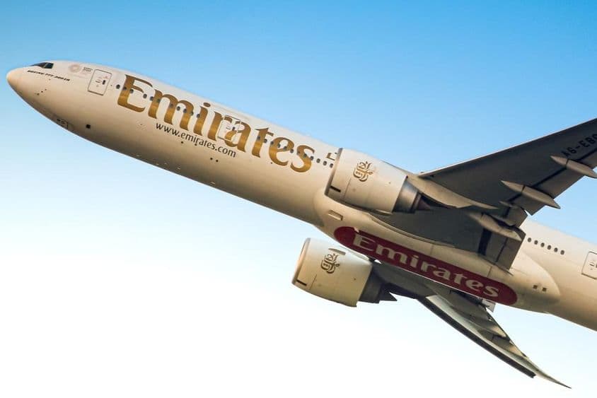 Самолет Emirates в небе, вид снизу.