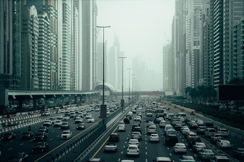 Вид на горизонт Дубая с дороги, забитой машинами, огромная пробка.