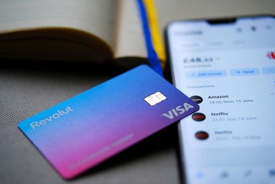 Карта Revolut Visa отображается на экране телефона.