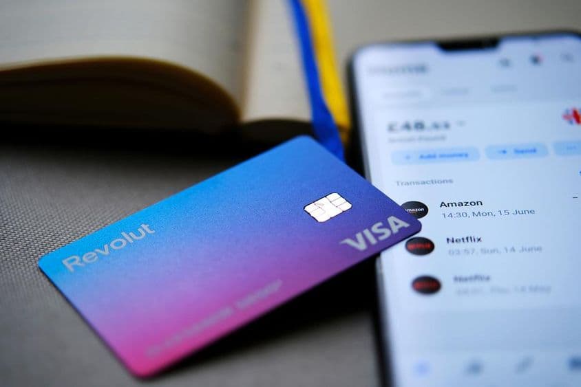 Карта Revolut Visa отображается на экране телефона.