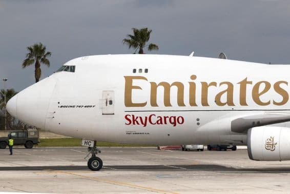 Emirates Boeing 777 с видимой надписью sky cargo.
