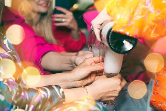 Люди пьют шампанское в клубе.