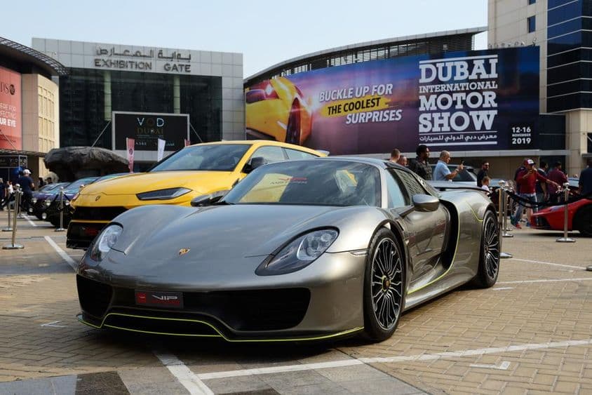Porsche на переднем плане рядом с Ламбо.