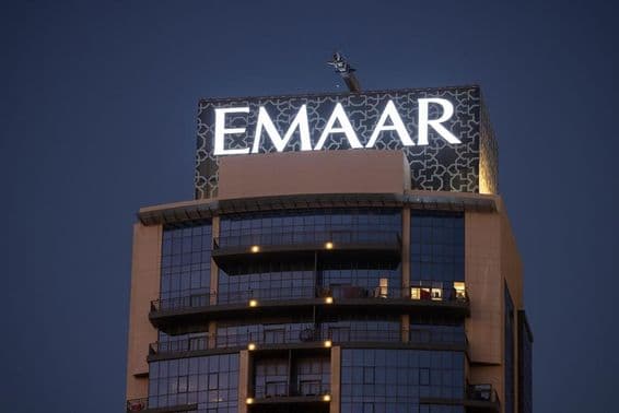 Логотип EMAAR, видимый на вершине небоскреба.