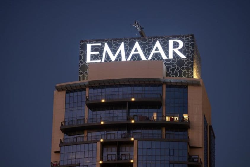 Логотип EMAAR, видимый на вершине небоскреба.