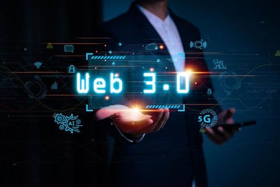 Человек с надписью Web3, проецируемой на его руку.