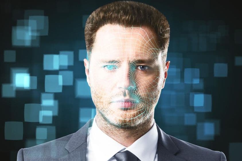 Человек сканируется как голограмма.