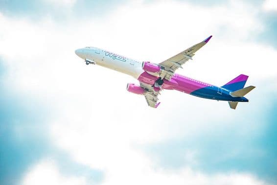 Самолет Wizz Air в воздухе.