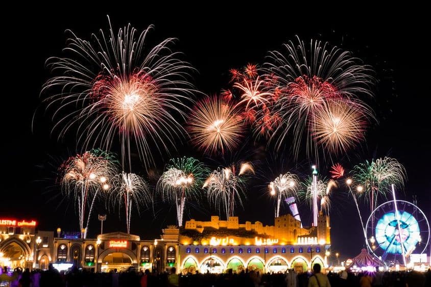 Фейерверк ночью в Global Village.
