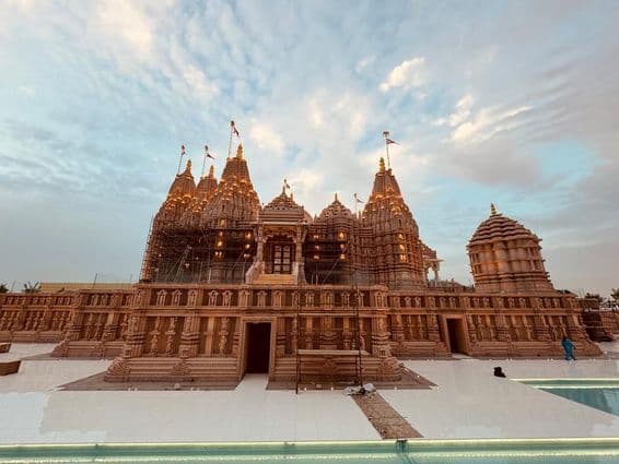 Вид спереди на Индуистский храм Бапс в Абу-Даби.