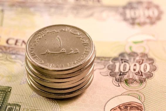Валюта ОАЭ: купюра в 1000 дирхамов и монета в 1 дирхам.