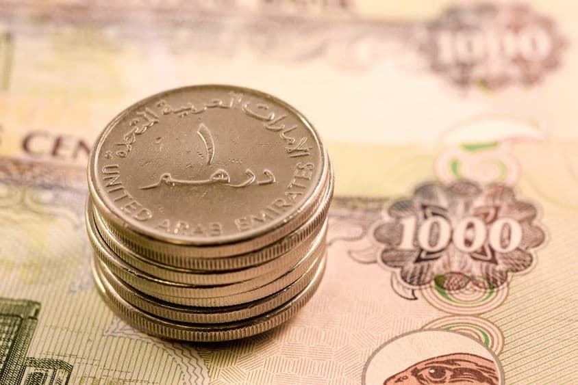 Валюта ОАЭ: купюра в 1000 дирхамов и монета в 1 дирхам.