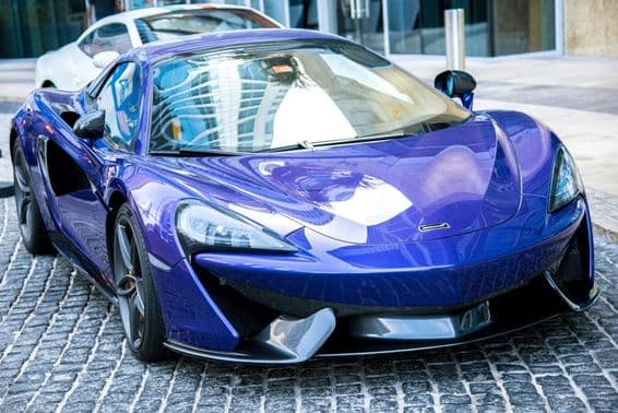 Синий McLaren стоит на улице в Дубае.