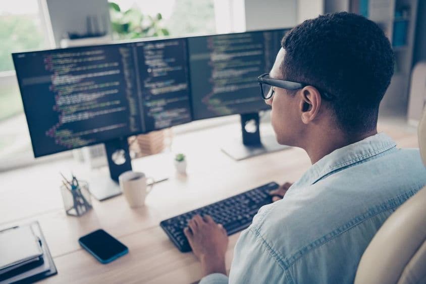 Студент изучает программирование на компьютере.