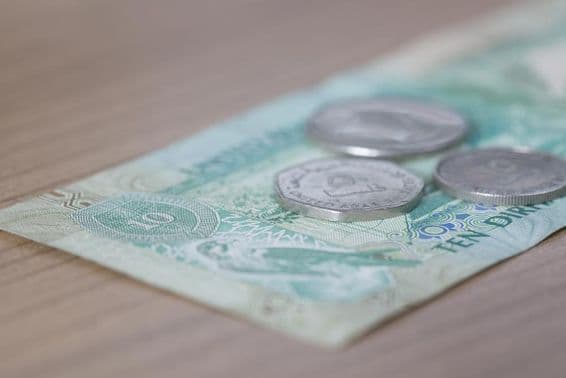 Банкнота на 10 дирхам и монета 1 дирхам.