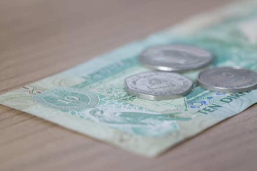 Банкнота на 10 дирхам и монета 1 дирхам.