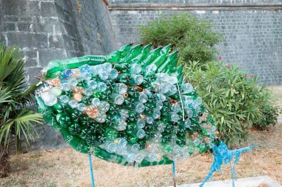 Рыба, склеенная из пластиковых бутылок.