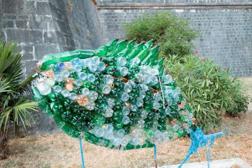 Рыба, склеенная из пластиковых бутылок.