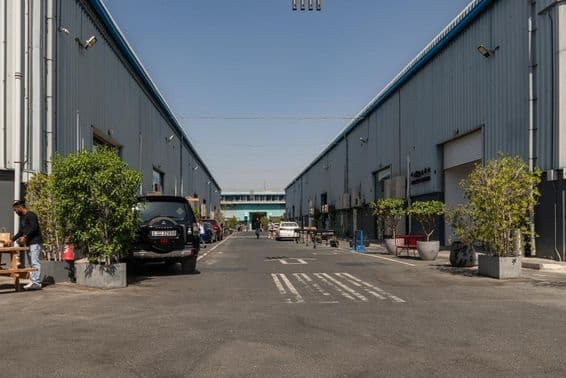 Проспект Альсеркаль в Дубае, медленно готовится к рынку в эти выходные.