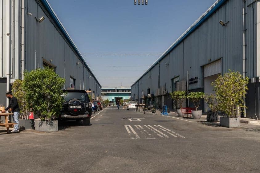 Проспект Альсеркаль в Дубае, медленно готовится к рынку в эти выходные.