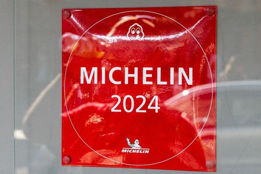 Табличка Мишленовского гида 2024 года на стене ресторана.