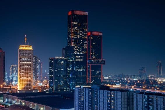 Дубай Бизнес-Бей с небоскрёбами на заднем плане.