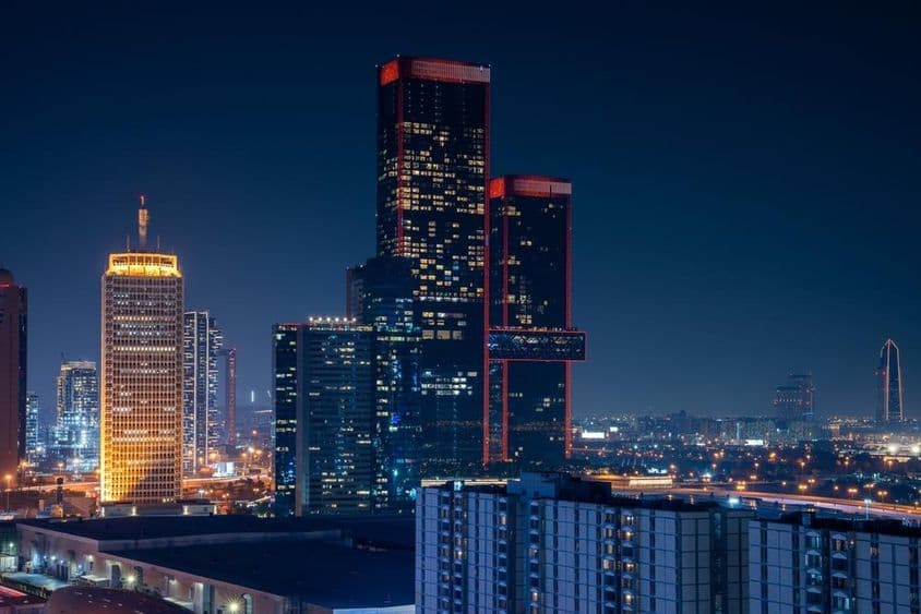 Дубай Бизнес-Бей с небоскрёбами на заднем плане.